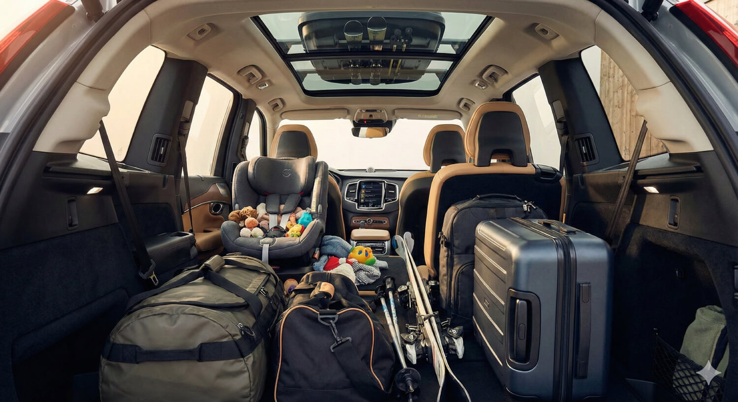 Interiér priestranného SUV s batožinou a lyžiarskou výbavou pripravený na zimnú dovolenku.